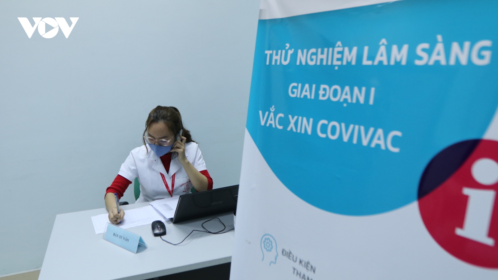 Nam tiếp viên hàng không giấu gia đình đăng ký tiêm vaccine COVIVAC