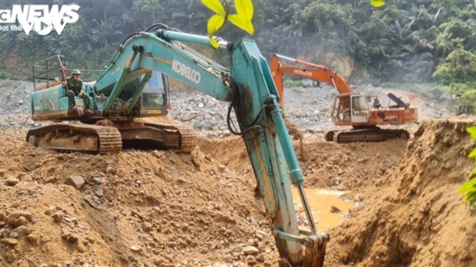 Cận cảnh 6 ngày đào đất, hút nước tìm 11 công nhân còn mất tích ở Rào Trăng