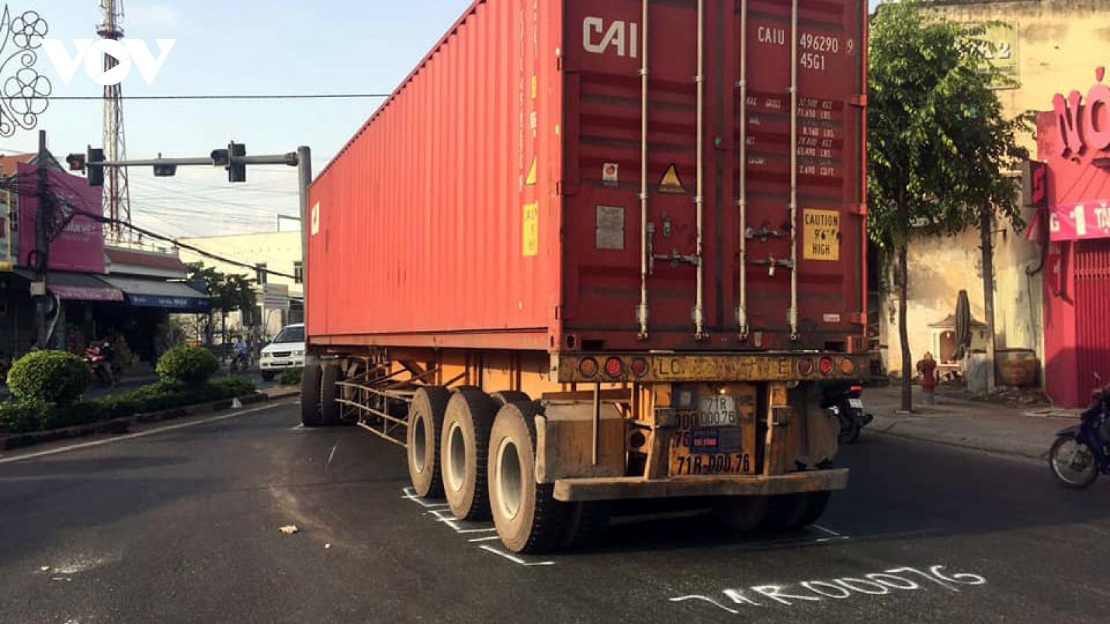 Xe container va chạm xe máy khiến 2 người nguy kịch