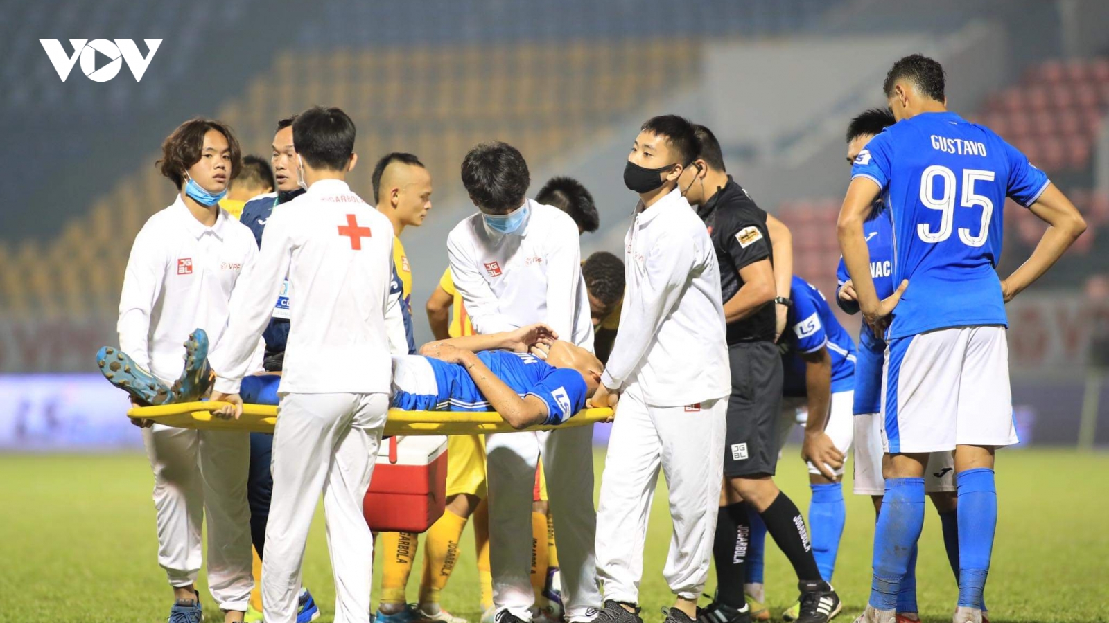 Trung vệ U22 Việt Nam chấn thương nặng trong trận đấu ở vòng 5 V-League 2021