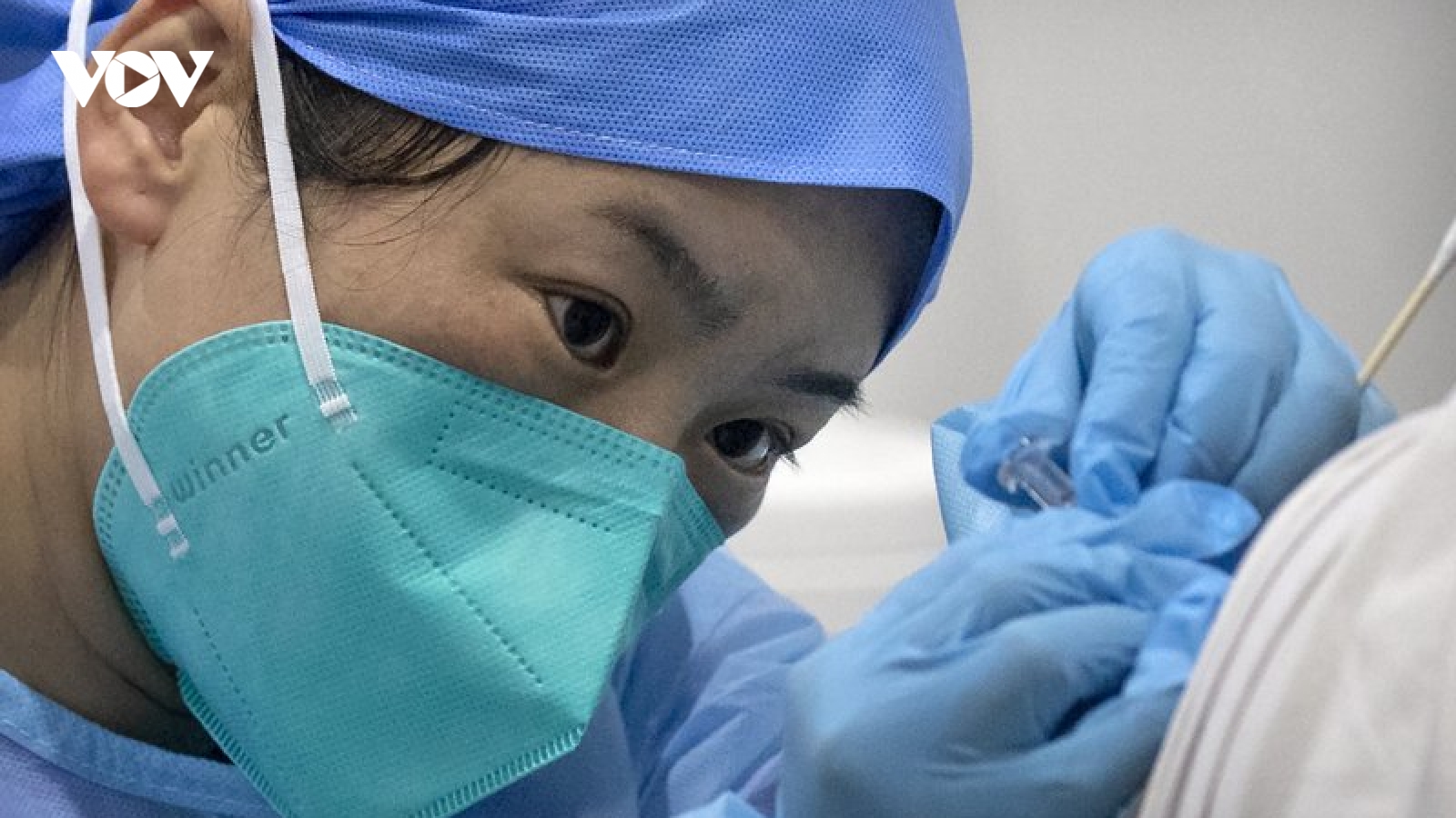 Một nhân viên xét nghiệm Trung Quốc mắc Covid-19 sau khi tiêm vaccine