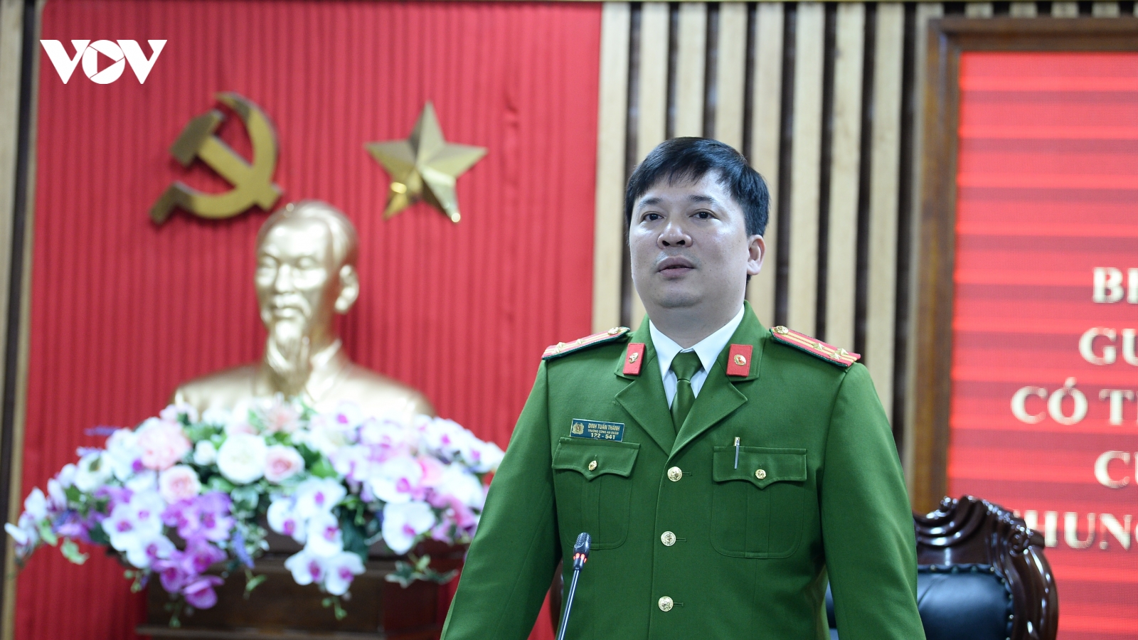 “Bé gái trèo qua lan can rơi xuống trong lúc bố mẹ tiễn khách về”