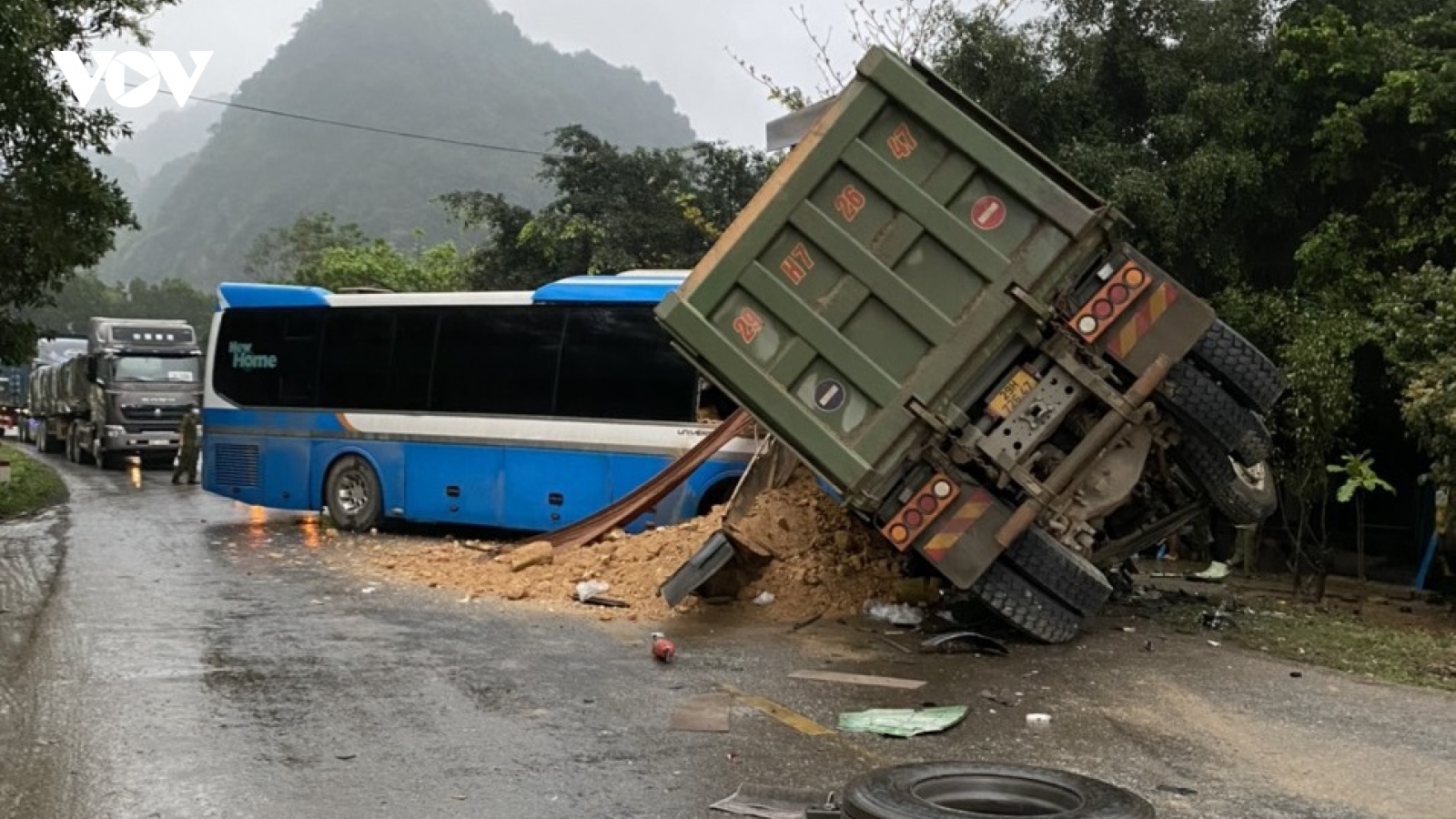 Xe tải và xe khách tông nhau kinh hoàng, 3 người tử vong tại chỗ