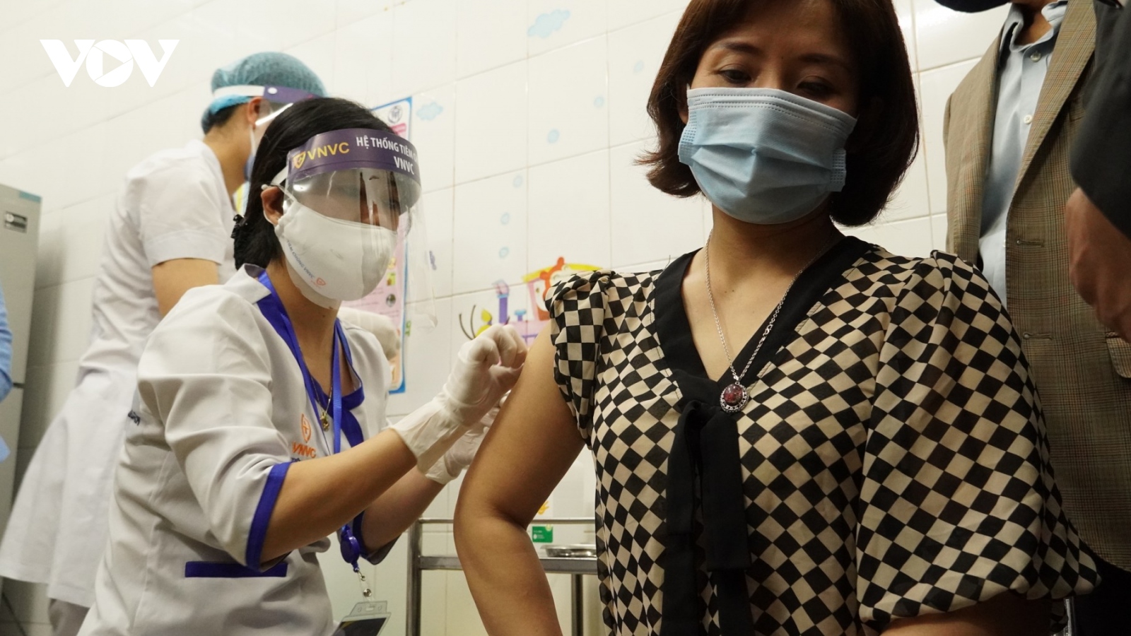 Hơn 200 người ở Hải Dương tiêm vaccine COVID-19 đợt 1 sức khỏe đều ổn định