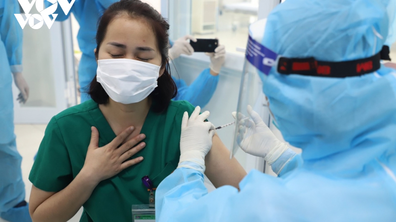 Nữ điều dưỡng có sốt nhẹ sau khi tiêm vaccine COVID-19