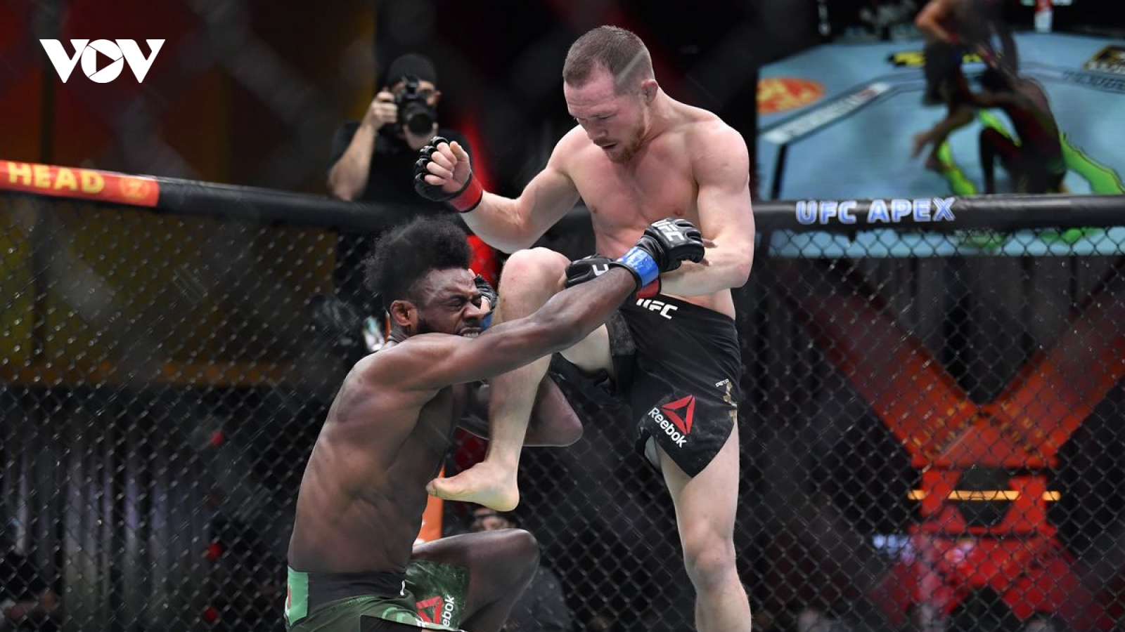 Võ sĩ mất đai vô địch UFC vì tung đòn lên gối sai luật