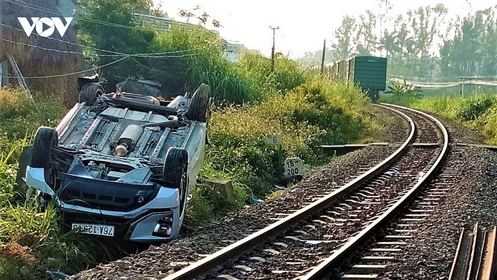Xe 7 chỗ va chạm với tàu hỏa: 1 người chết, 2 người bị thương nặng