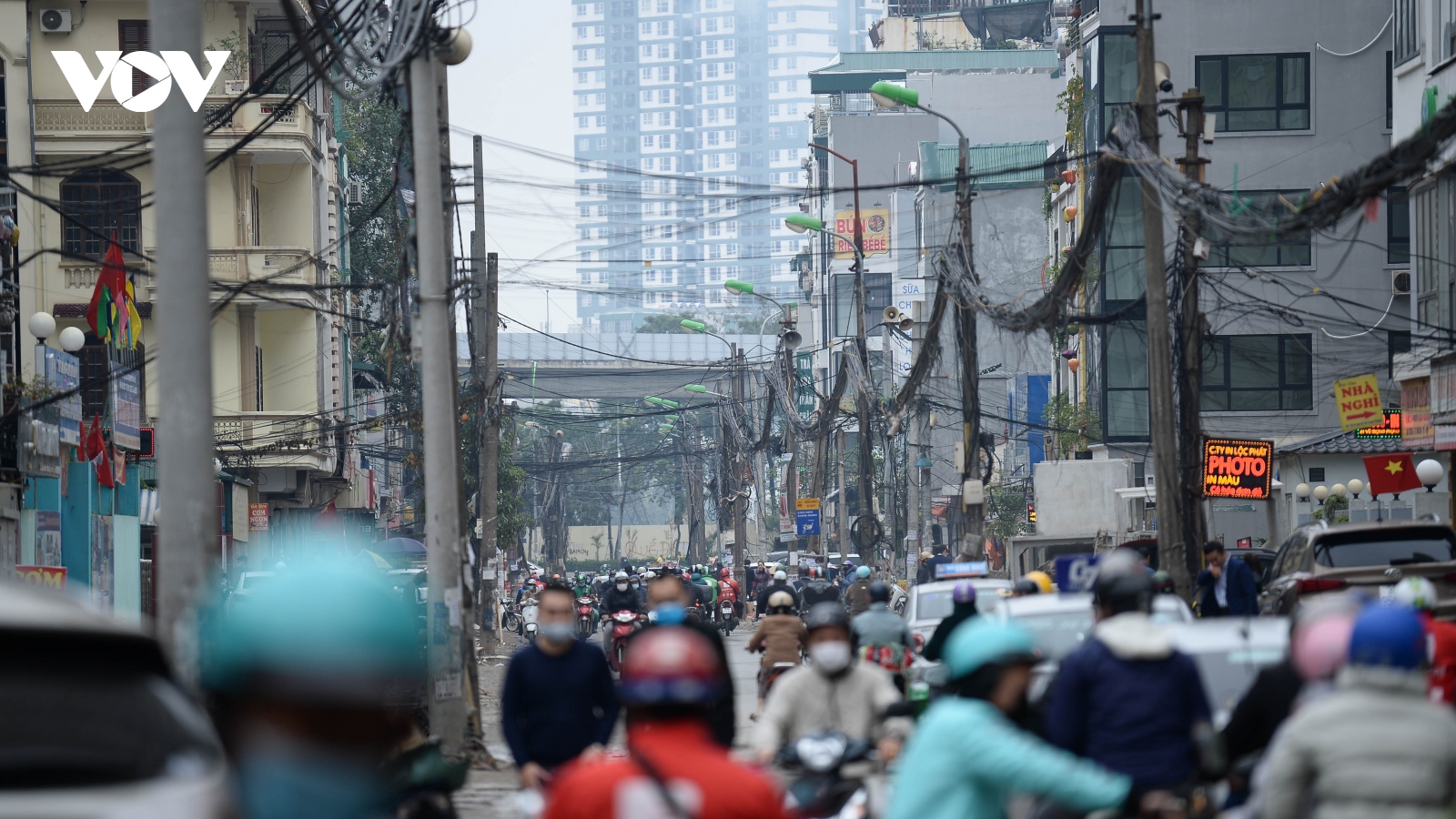 Cận cảnh tuyến phố dài hơn 400m thi công "rùa bò" hơn 2 năm chưa xong