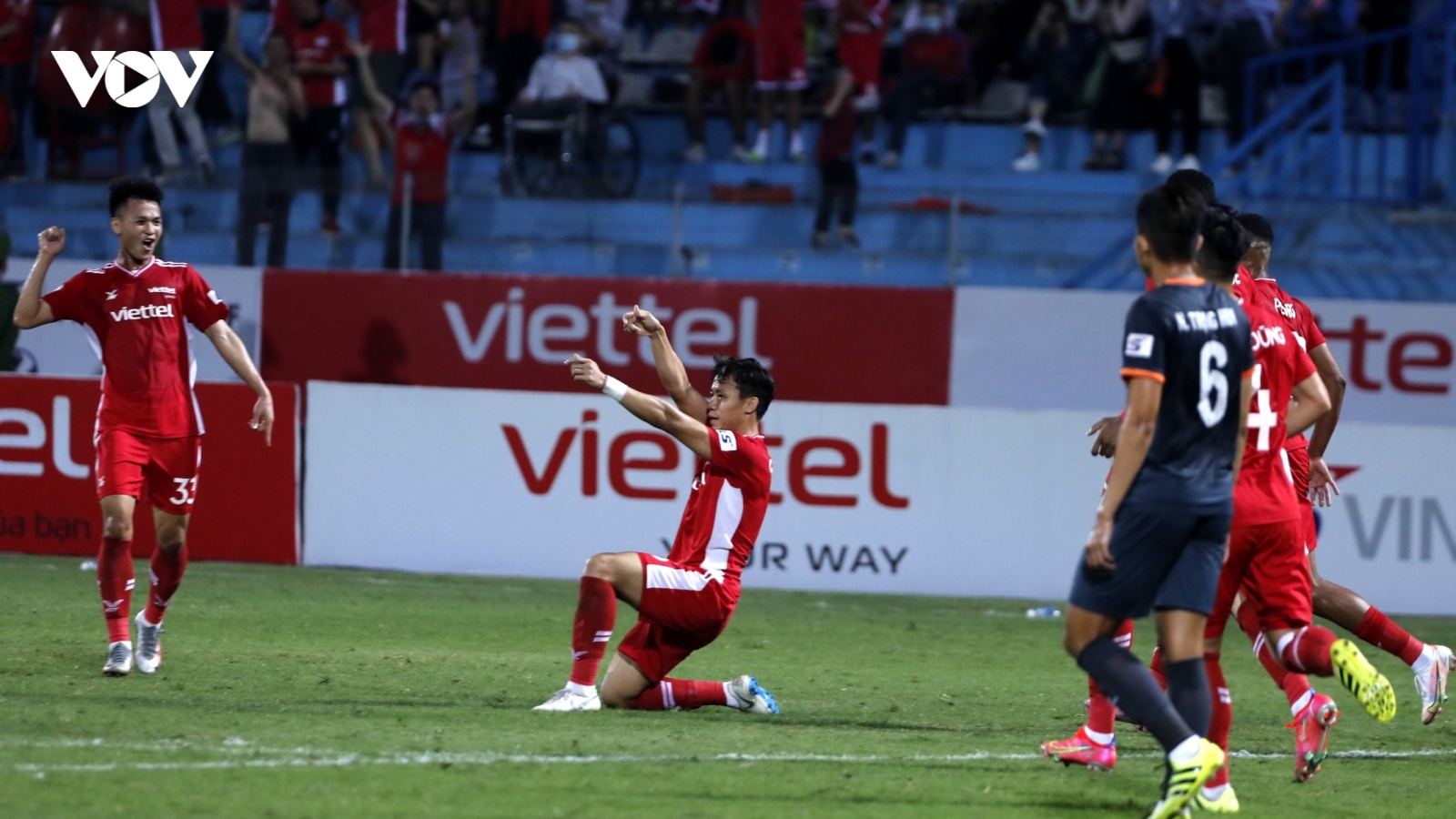 Chùm ảnh: Quế Ngọc Hải ghi bàn đầu tiên, Viettel đã biết thắng ở V-League