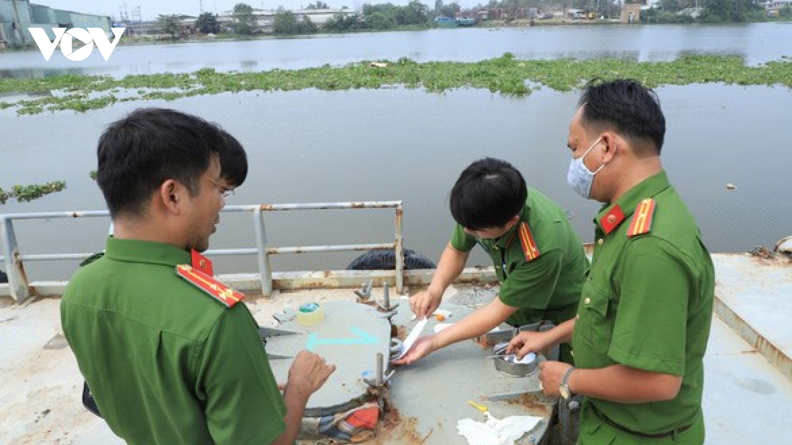 Chưa bịt được "lỗ hổng" buôn bán xăng dầu giả