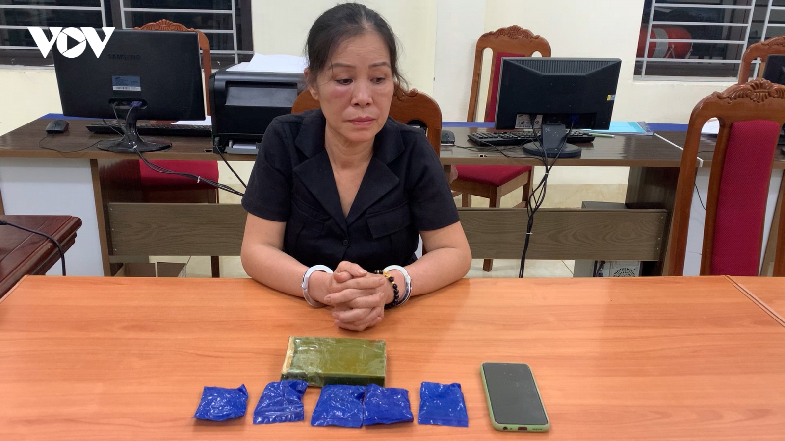 Bắt người phụ nữ U60 vận chuyển heroin và ma túy tổng hợp