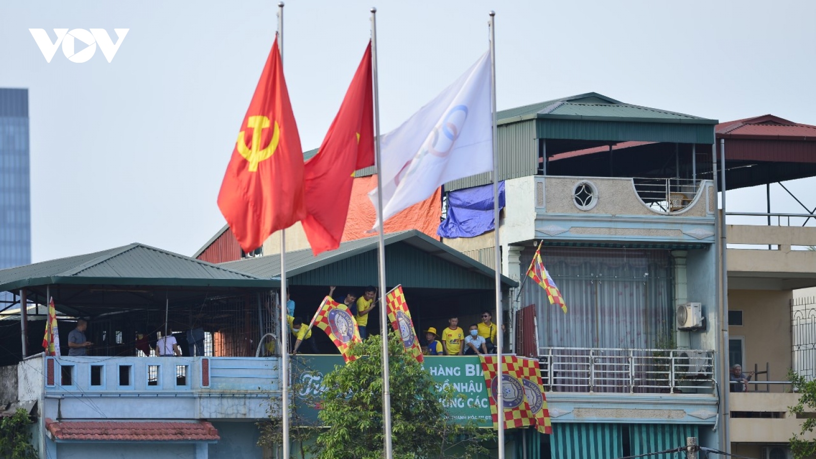 Không được vào sân, CĐV theo dõi trận Thanh Hóa - HAGL theo cách "đặc biệt"