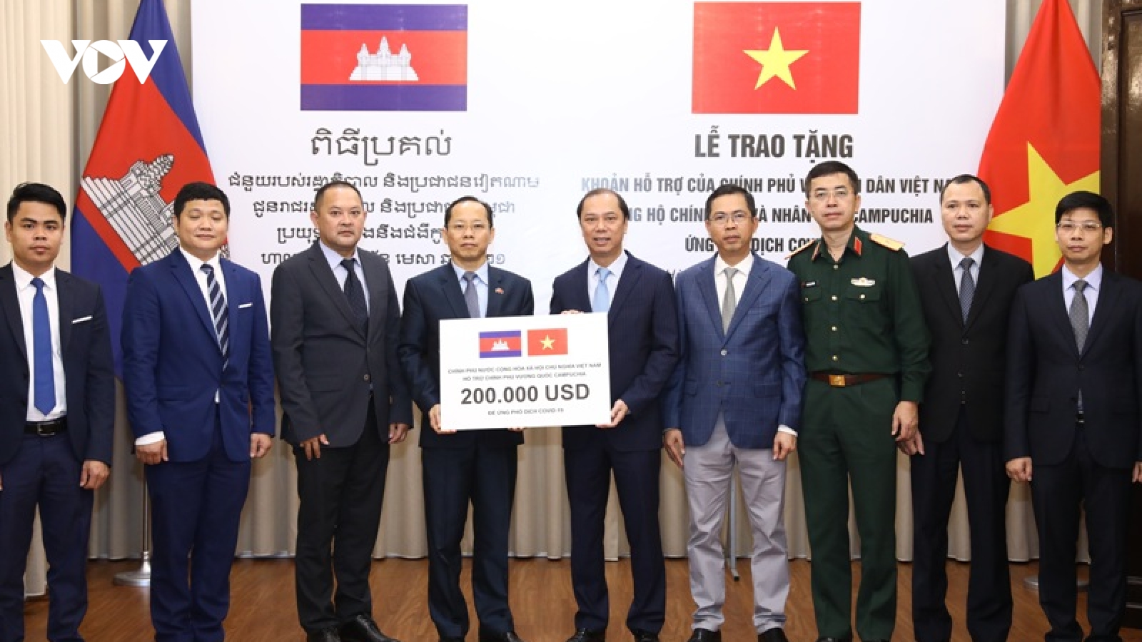 Việt Nam trao khoản hỗ trợ Campuchia ứng phó đại dịch Covid-19