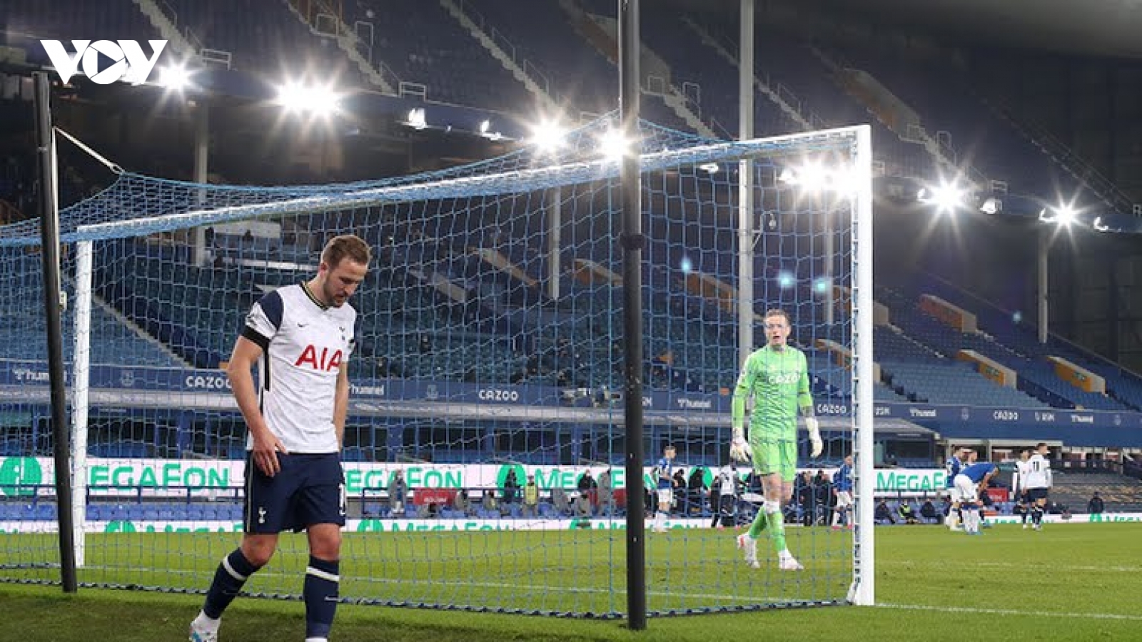 Harry Kane dính chấn thương sau màn giải cứu Tottenham