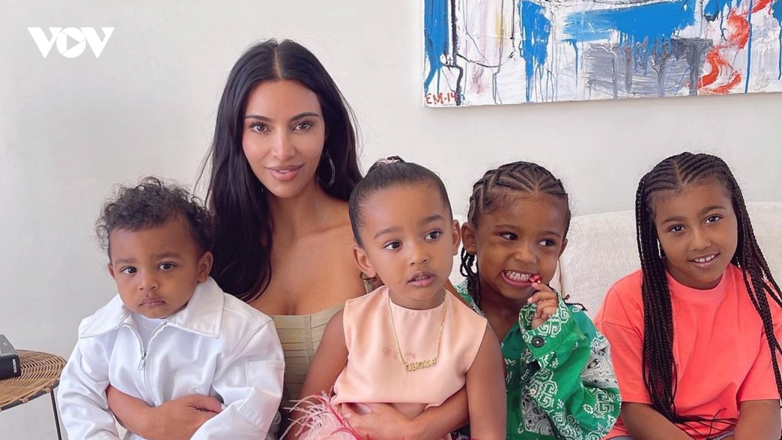 Vắng Kanye West, Kim Kardashian khoe ảnh hạnh phúc bên các con