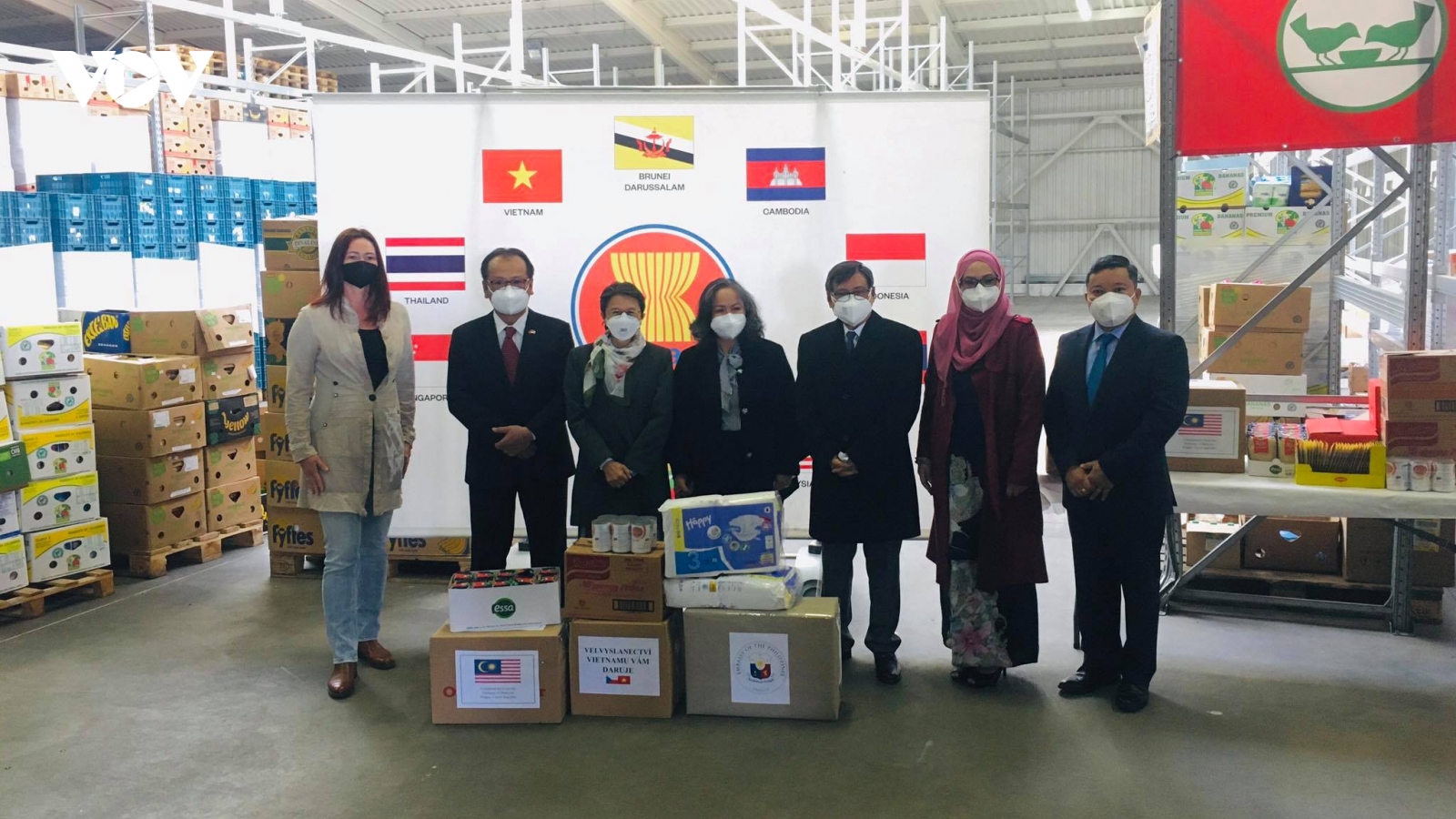 Ủy ban ASEAN tại Czech quyên góp, hỗ trợ người dân Czech vượt qua đại dịch Covid-19
