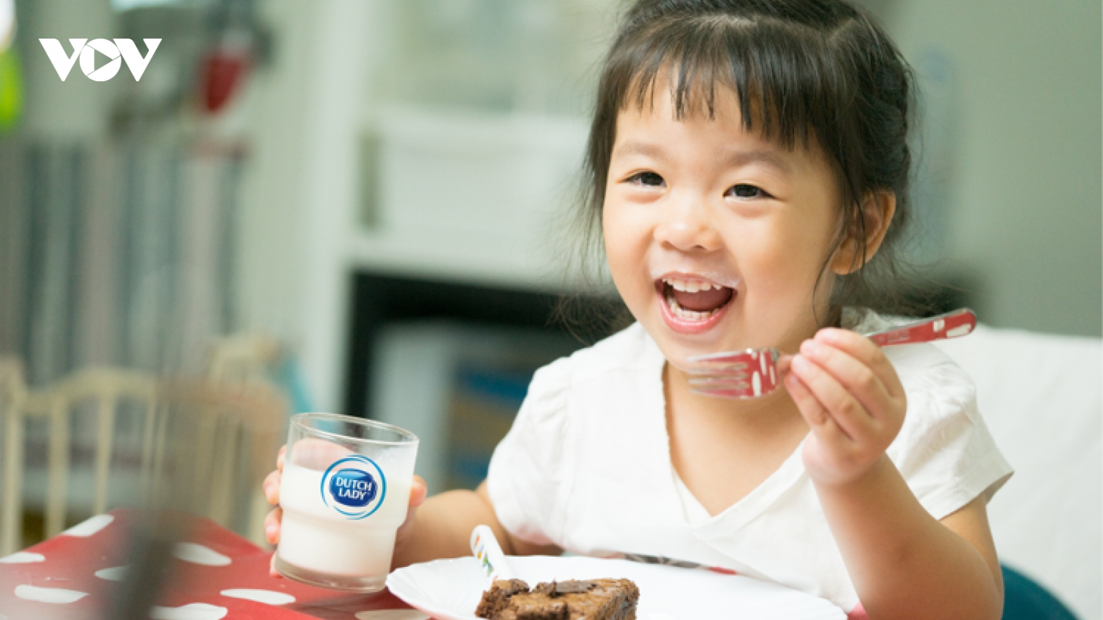 Cô Gái Hà Lan mách mẹ lợi ích bất ngờ nhờ uống sữa tươi trong bữa sáng cho bé