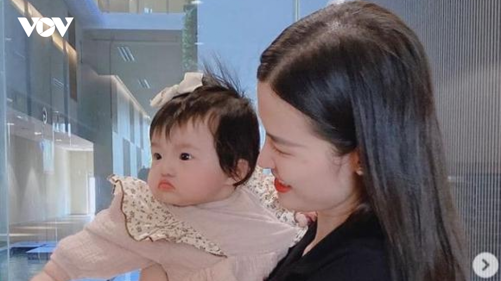 Chuyện showbiz: Đông Nhi hài hước khoe hình ảnh "hổ báo" của con gái cưng