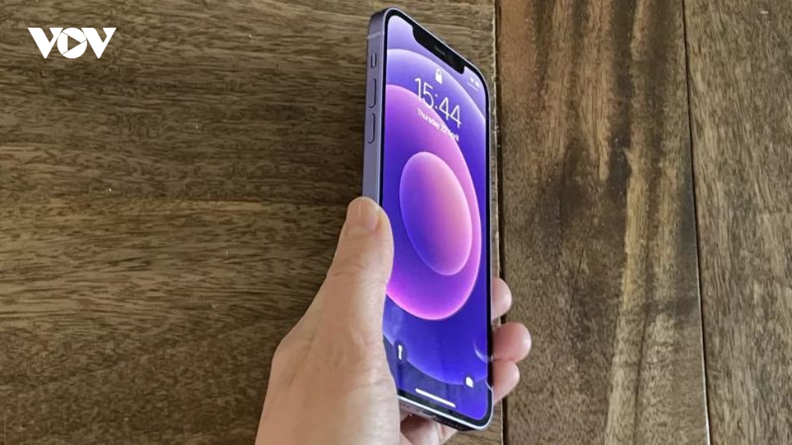 Cận cảnh chiếc iPhone 12 màu tím trước giờ mở bán