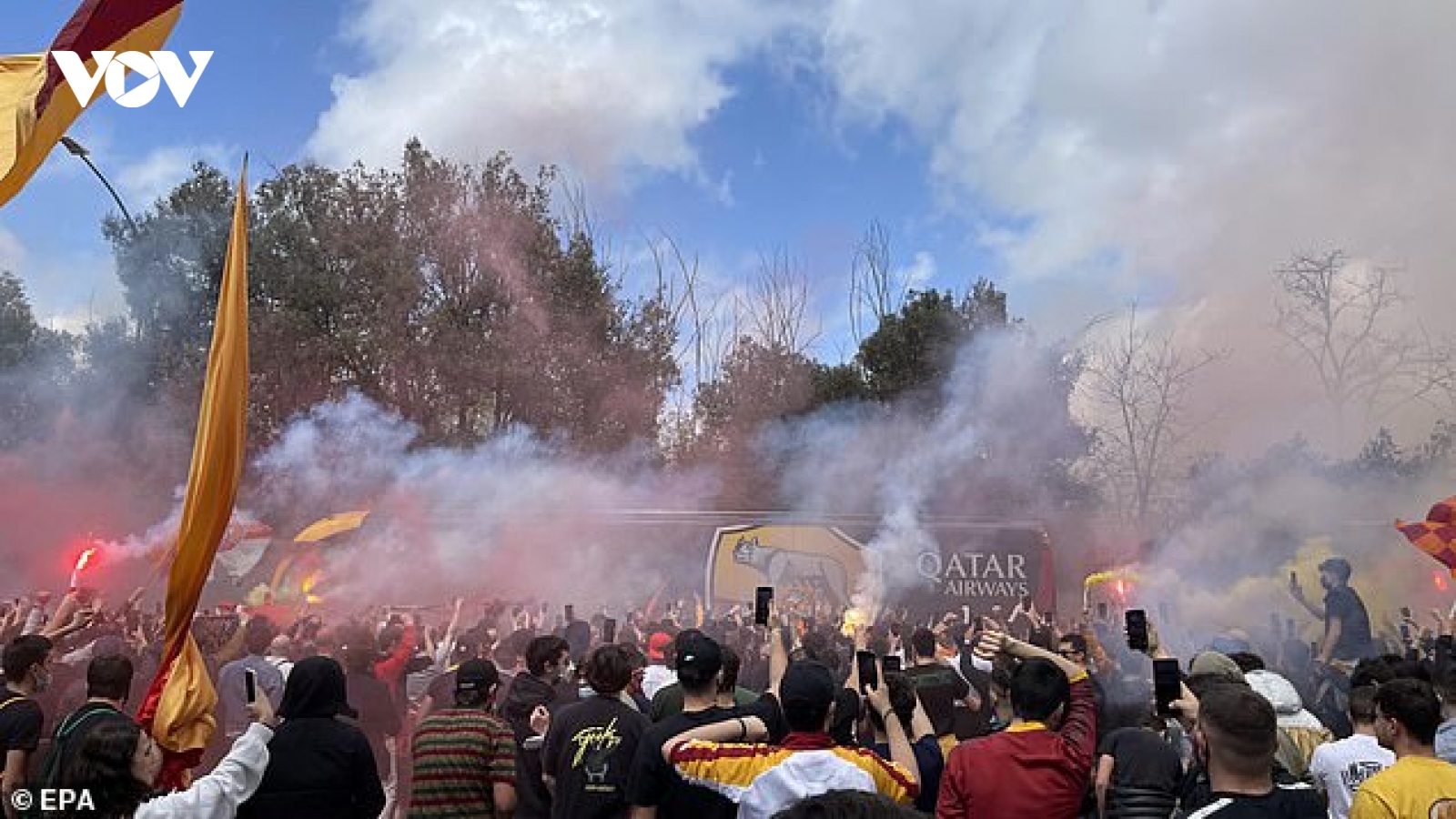 "Biển người" tiễn CLB Roma đến Anh đối đầu MU ở bán kết Europa League