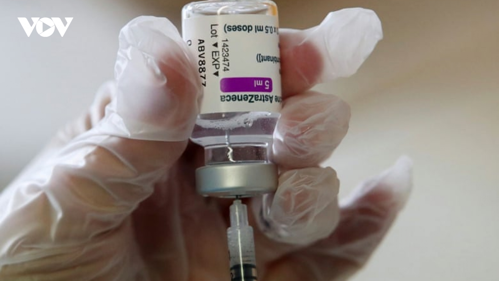 Vaccine AstraZeneca tiếp tục gây tranh cãi tại châu Âu với nghi ngờ gây đông máu