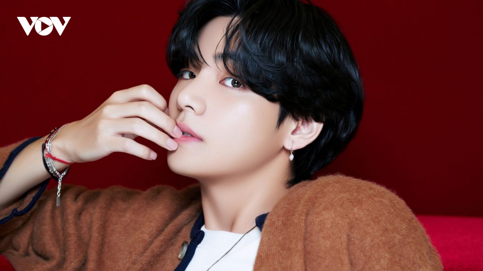 Hé lộ mức thù lao đóng phim "khủng" của V (BTS)
