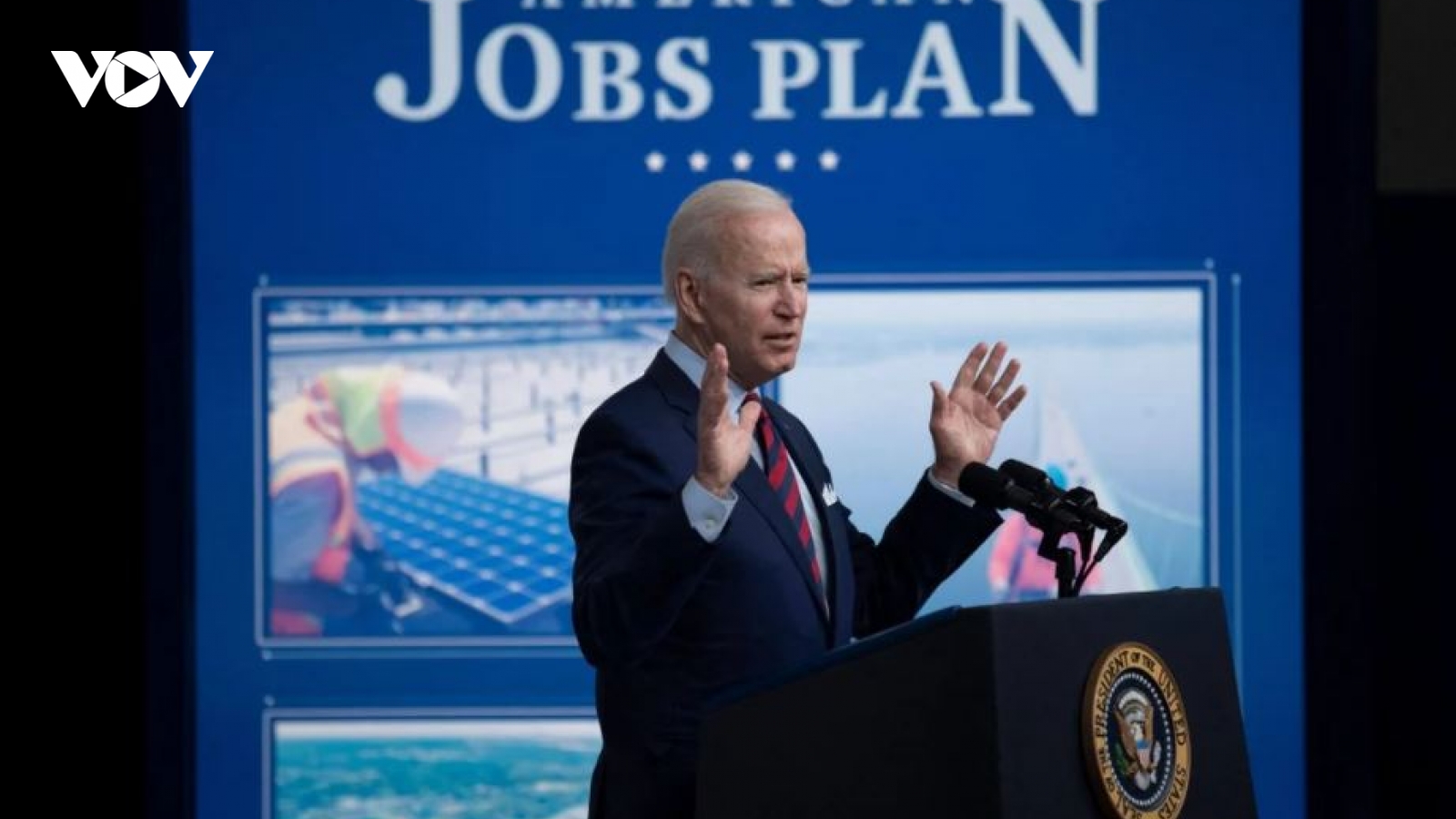 Chiến lược không để Trung Quốc dẫn trước đằng sau kế hoạch 2.300 tỷ USD của Biden