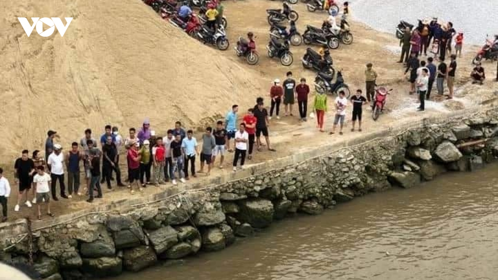 Hải Phòng: Tìm kiếm 2 phụ nữ mất tích trong vụ lật thuyền trên sông Văn Úc