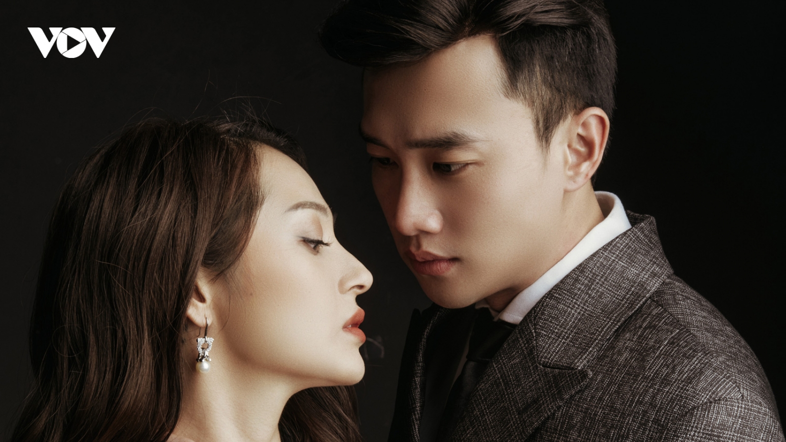 Quốc Trường luôn ôm và xin lỗi Bảo Anh sau mỗi cảnh bạo hành trong "Bẫy ngọt ngào"