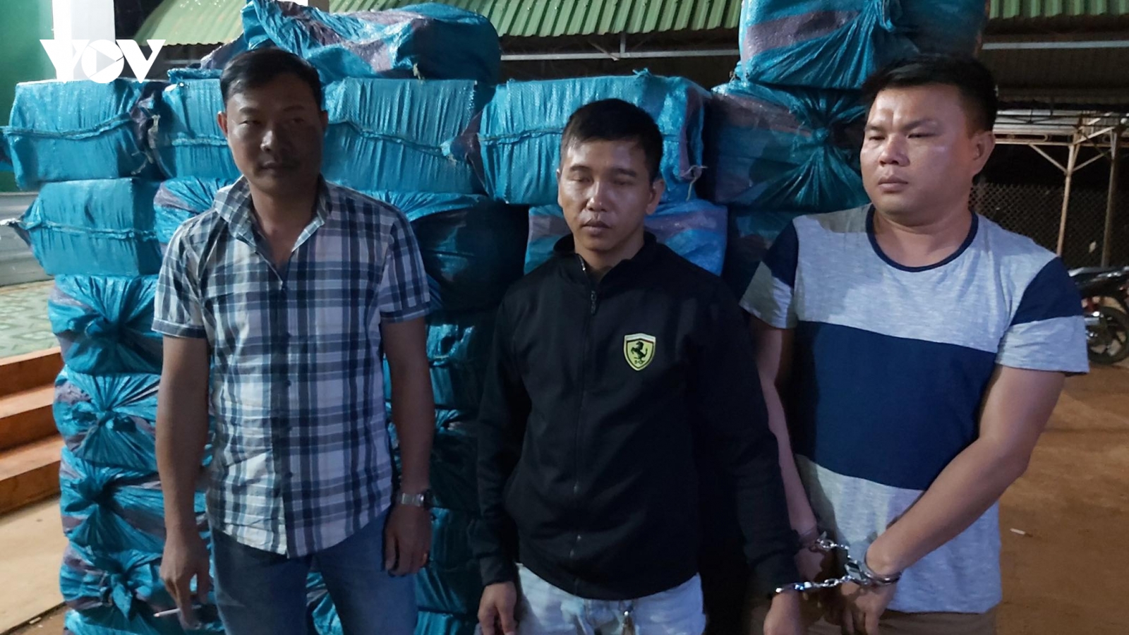 Buôn lậu 18.000 bao thuốc lá, 3 người bị khởi tố