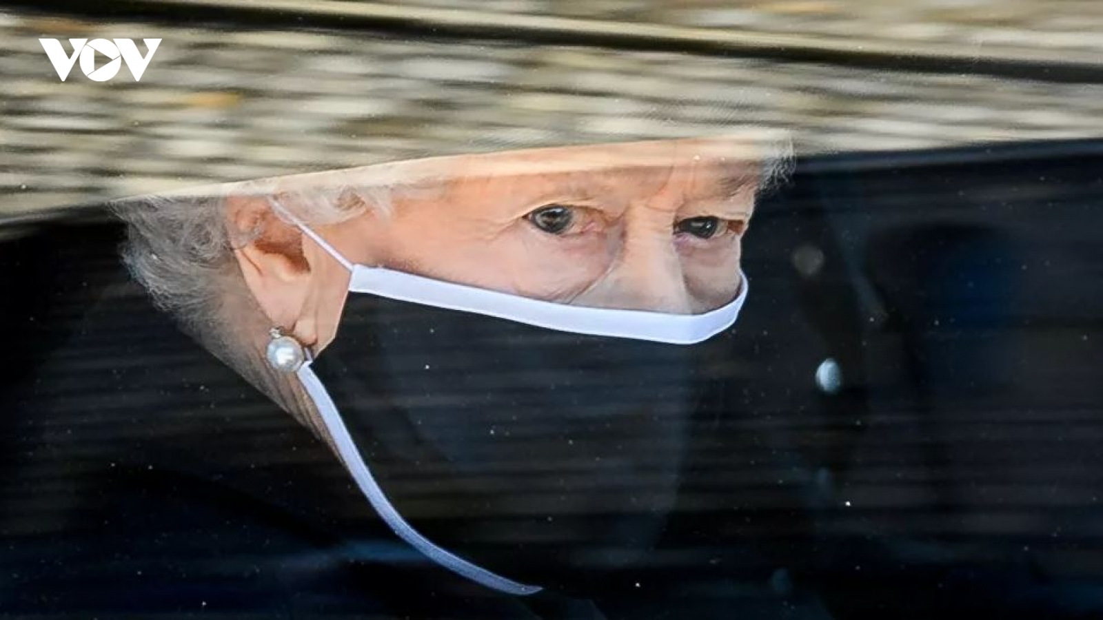 Nữ hoàng Elizabeth II giữ bức ảnh chụp cùng Hoàng thân Philip trong suốt tang lễ của ông