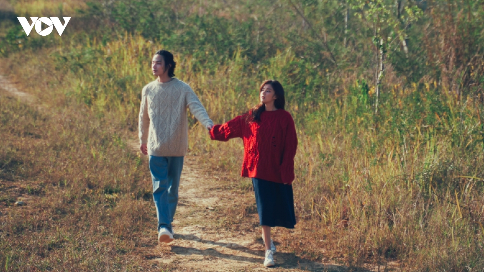 Hoàng Yến Chibi bắt tay với TLinh, Ly Ly trong MV "Yêu thầm"