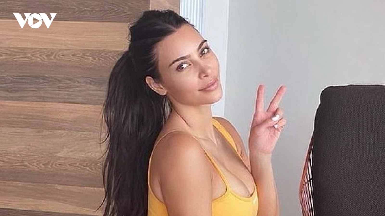 Kim Kardashian nóng bỏng tập thể thao tại nhà