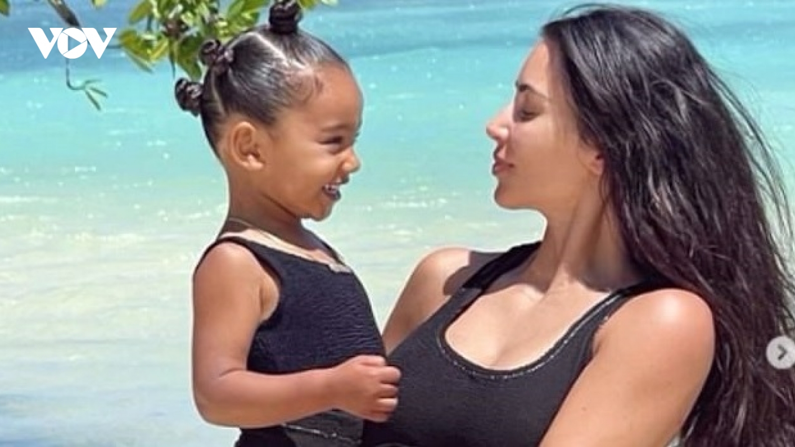 Kim Kardashian diện áo tắm nóng bỏng bế con gái cưng trên biển