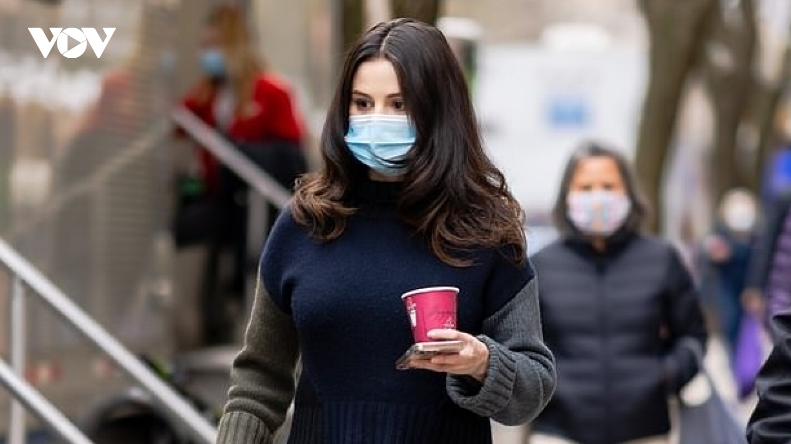 Selena Gomez xinh đẹp trở lại phim trường sau cảnh quay bị cảnh sát còng tay và áp giải