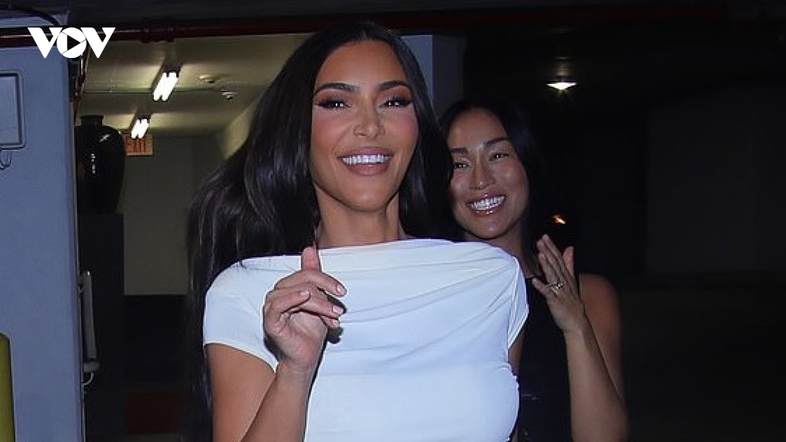 Kim Kardashian nóng bỏng đi dự tiệc cùng bạn bè sau khi ly hôn