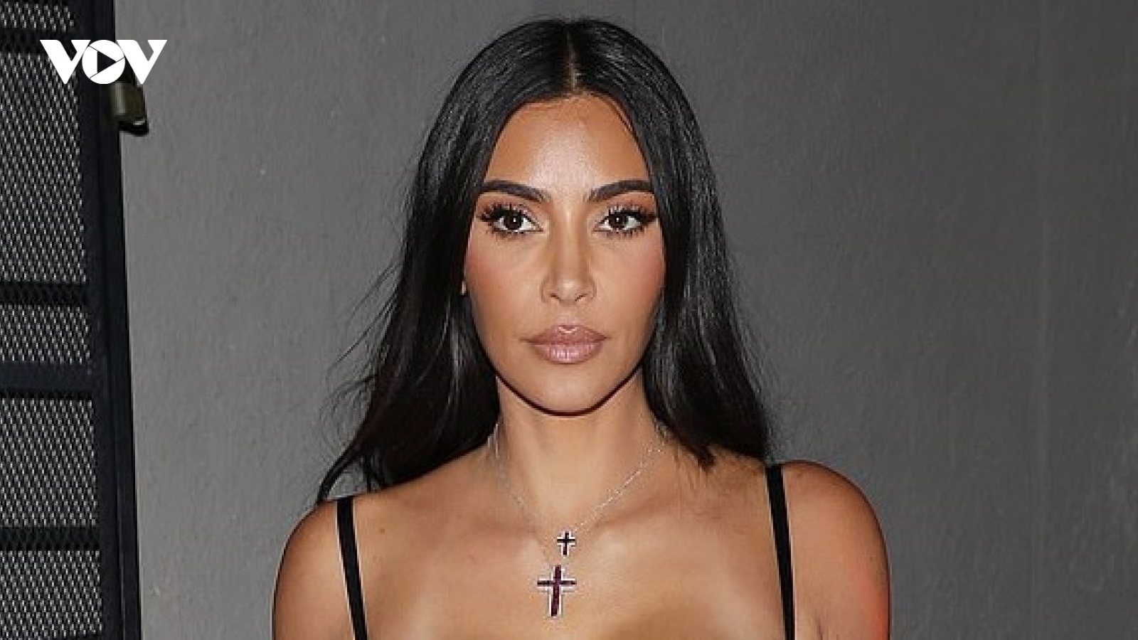 Kim Kardashian gợi cảm đi ăn tối cùng vợ chồng Scooter Braun