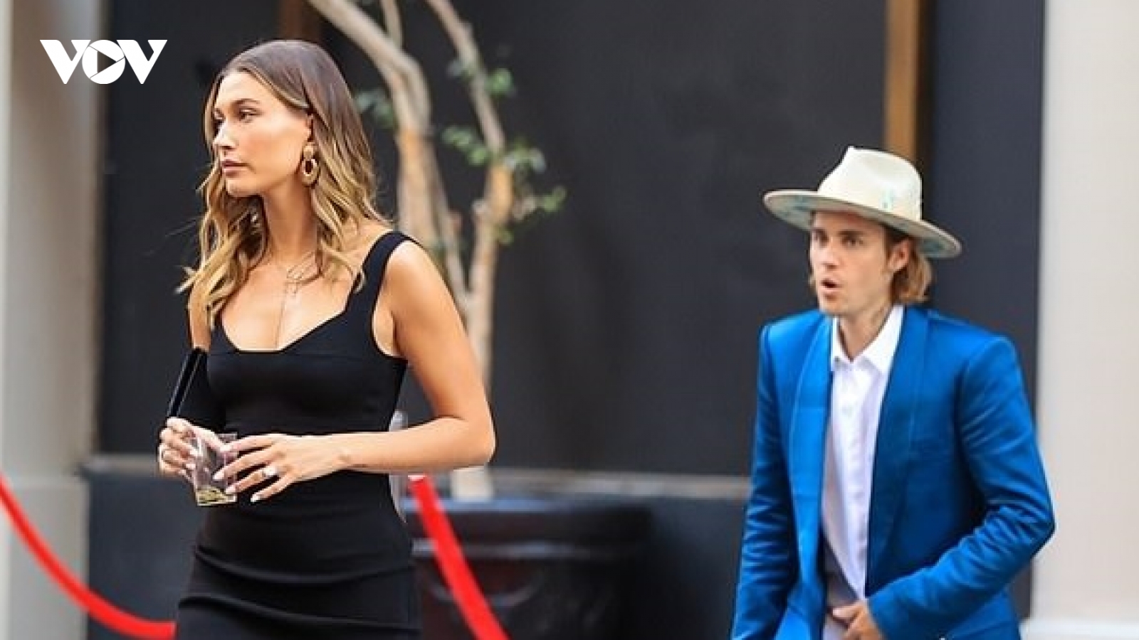Vợ chồng Justin Bieber sánh đôi tình tứ dự đám cưới bạn thân