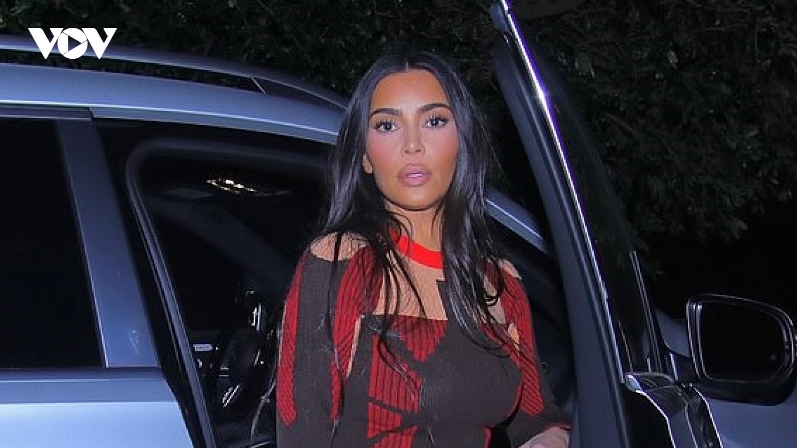 Kim Kardashian nóng bỏng lái siêu xe đi chơi tối