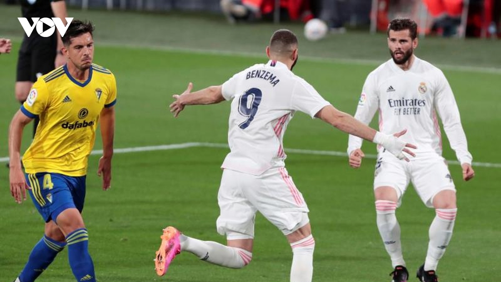 "Đi dạo" ở Cadiz, Real Madrid trở lại ngôi đầu La Liga