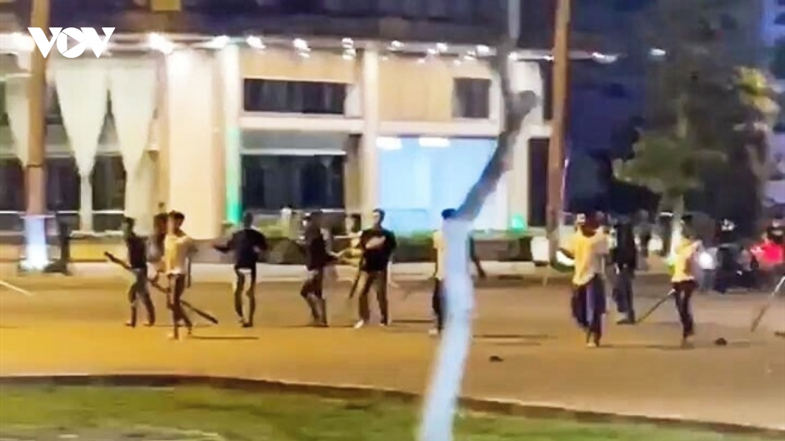 Truy tìm 2 nhóm thanh niên vác đao, kiếm chém nhau lúc nửa đêm