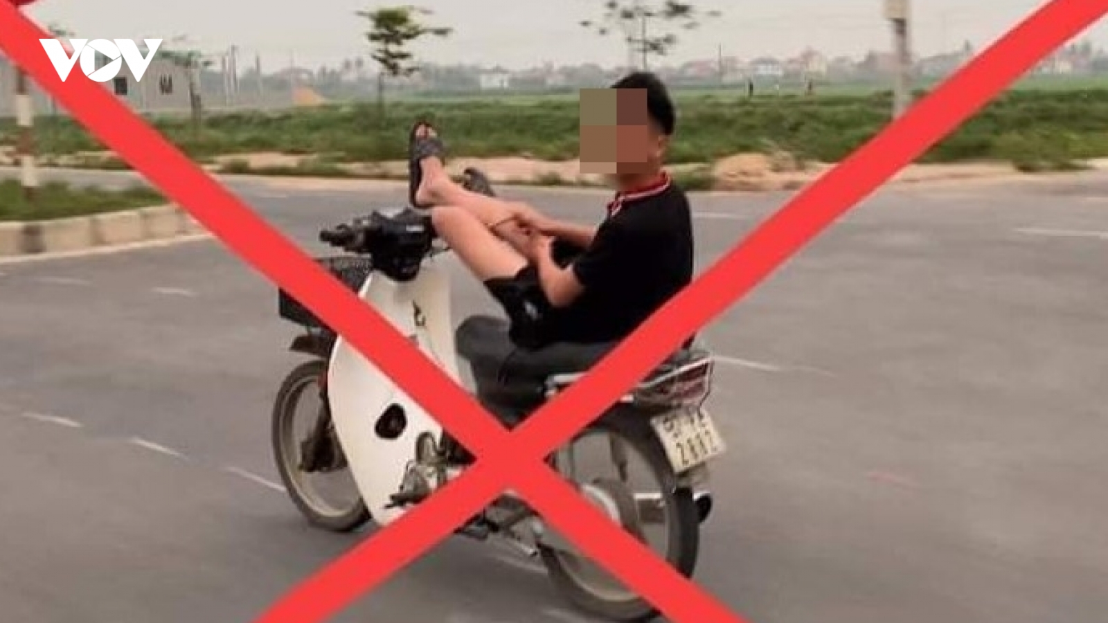 Triệu tập học sinh cấp 3 “biểu diễn” lái xe máy bằng chân