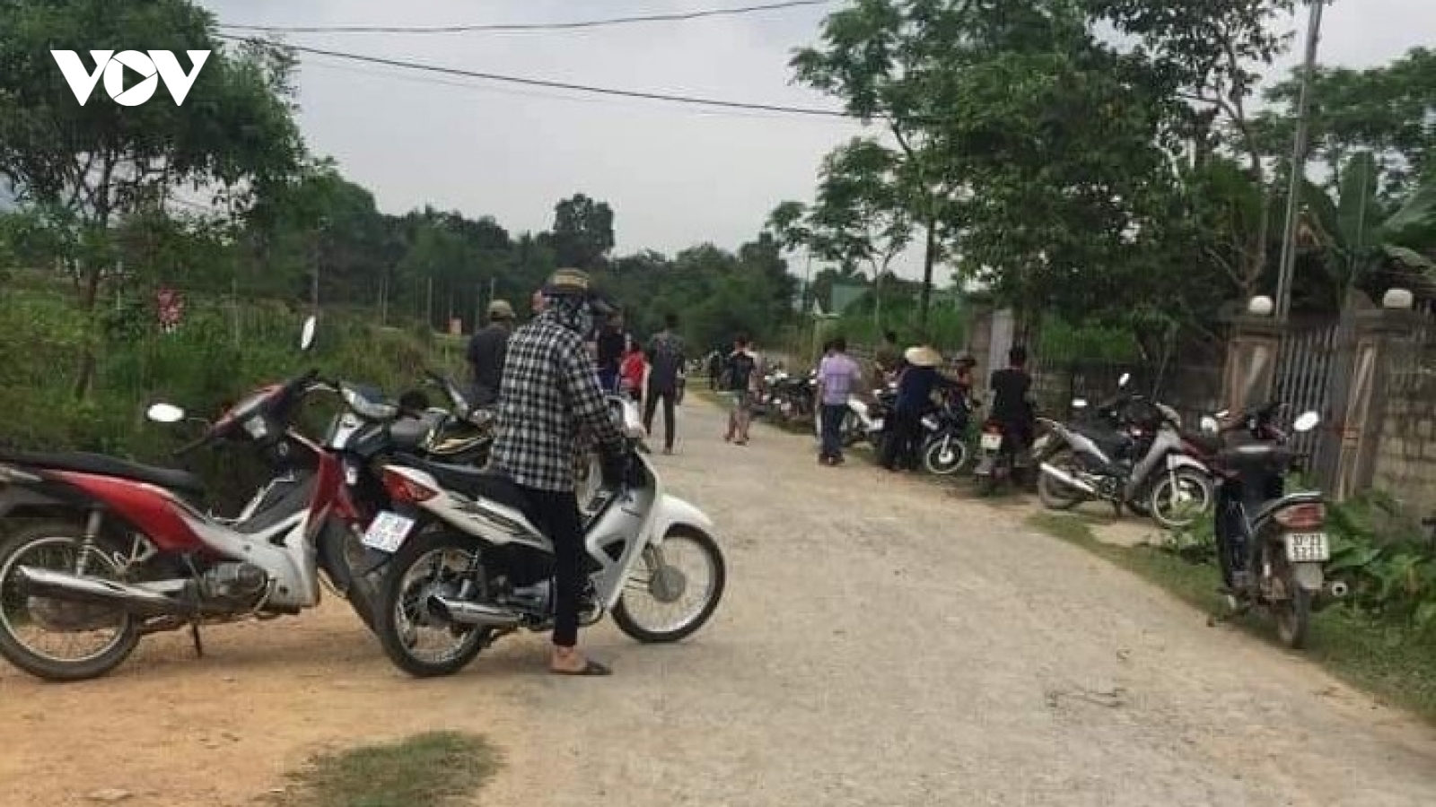 Đi học về, con bàng hoàng phát hiện mẹ chết trong nhà, thi thể bố dưới giếng
