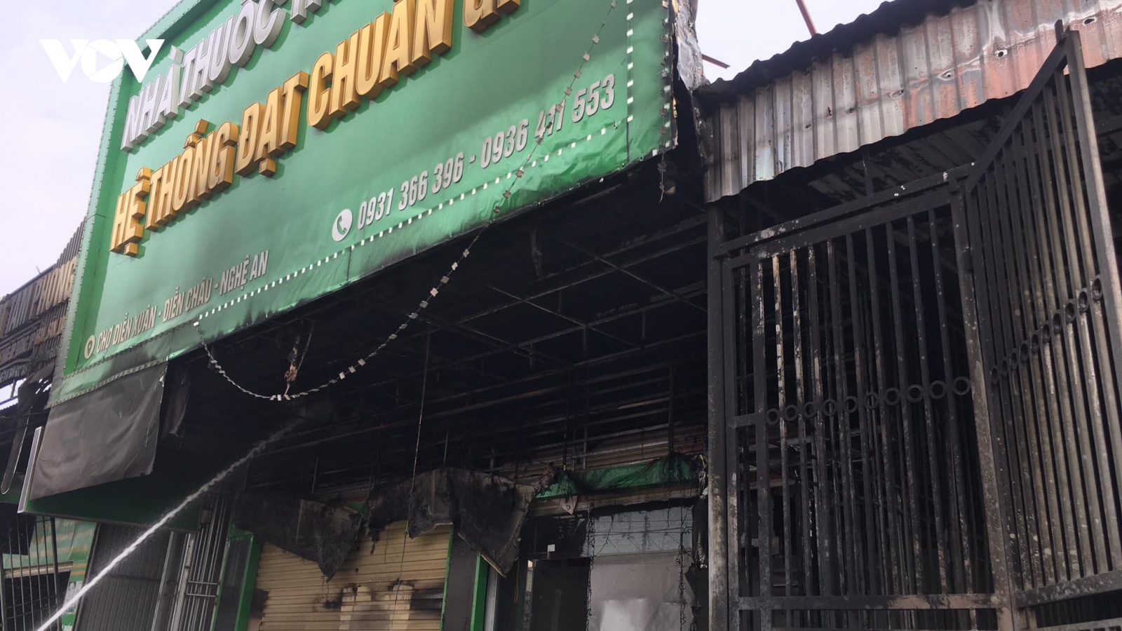 Bất cẩn lúc hàn xì, nhà thuốc giữa chợ bốc cháy nghi ngút