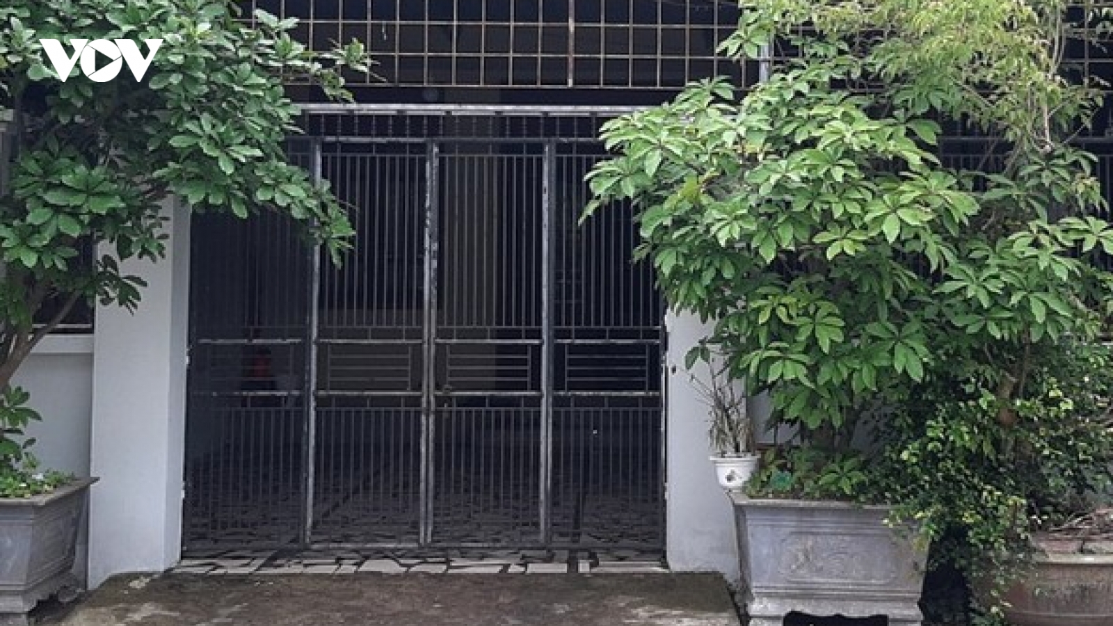 Người phụ nữ nghi bị tạt a xít ngay trước cổng nhà