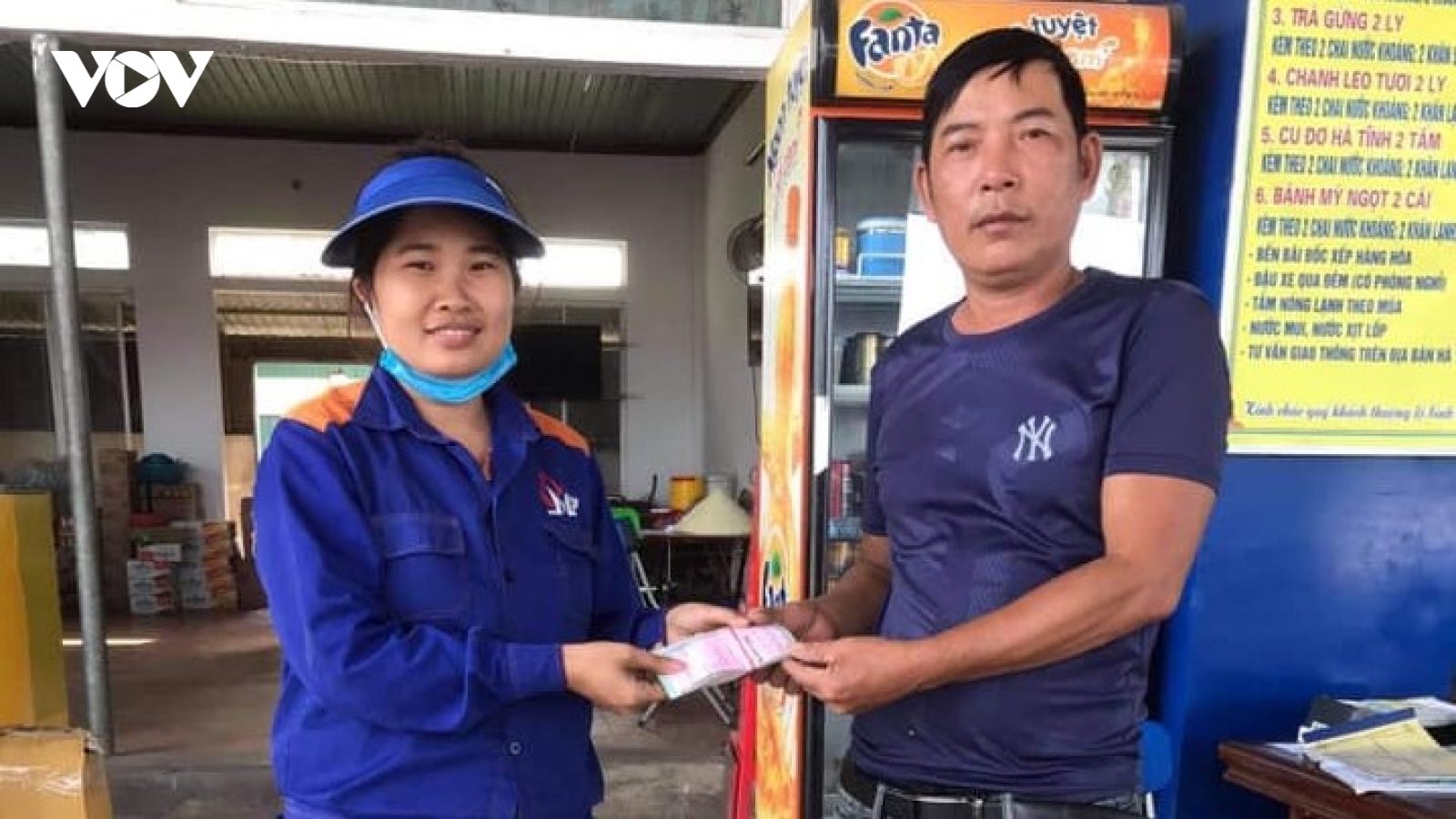 Nhặt được bọc tiền, nhân viên cửa hàng xăng dầu trả lại cho tài xế đánh rơi