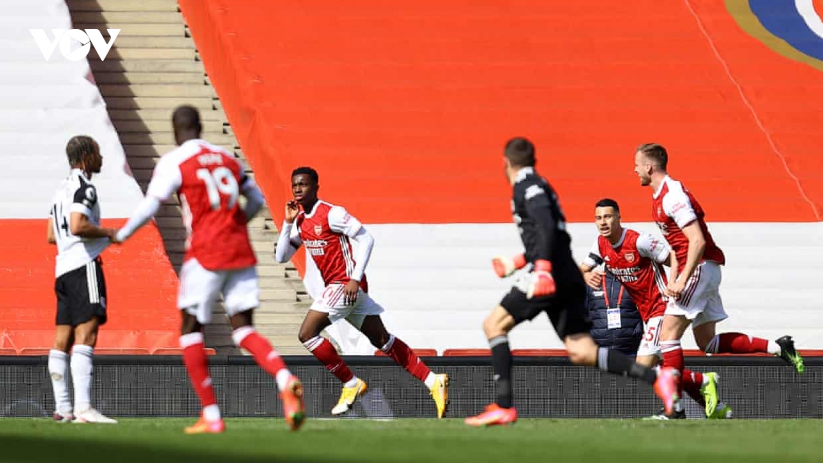 Thủ môn lên tấn công, Arsenal thoát thua phút 90+7 trước Fulham