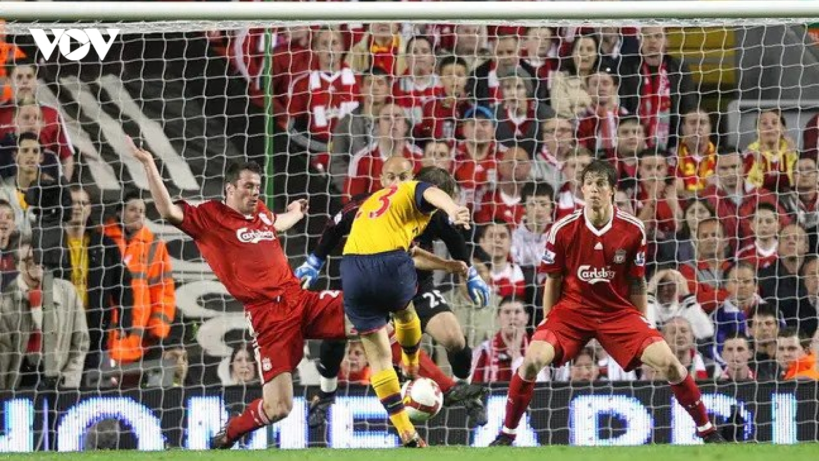 Ngày này năm xưa: Arsenal và Liverpool tạo nên trận đấu "điên rồ"