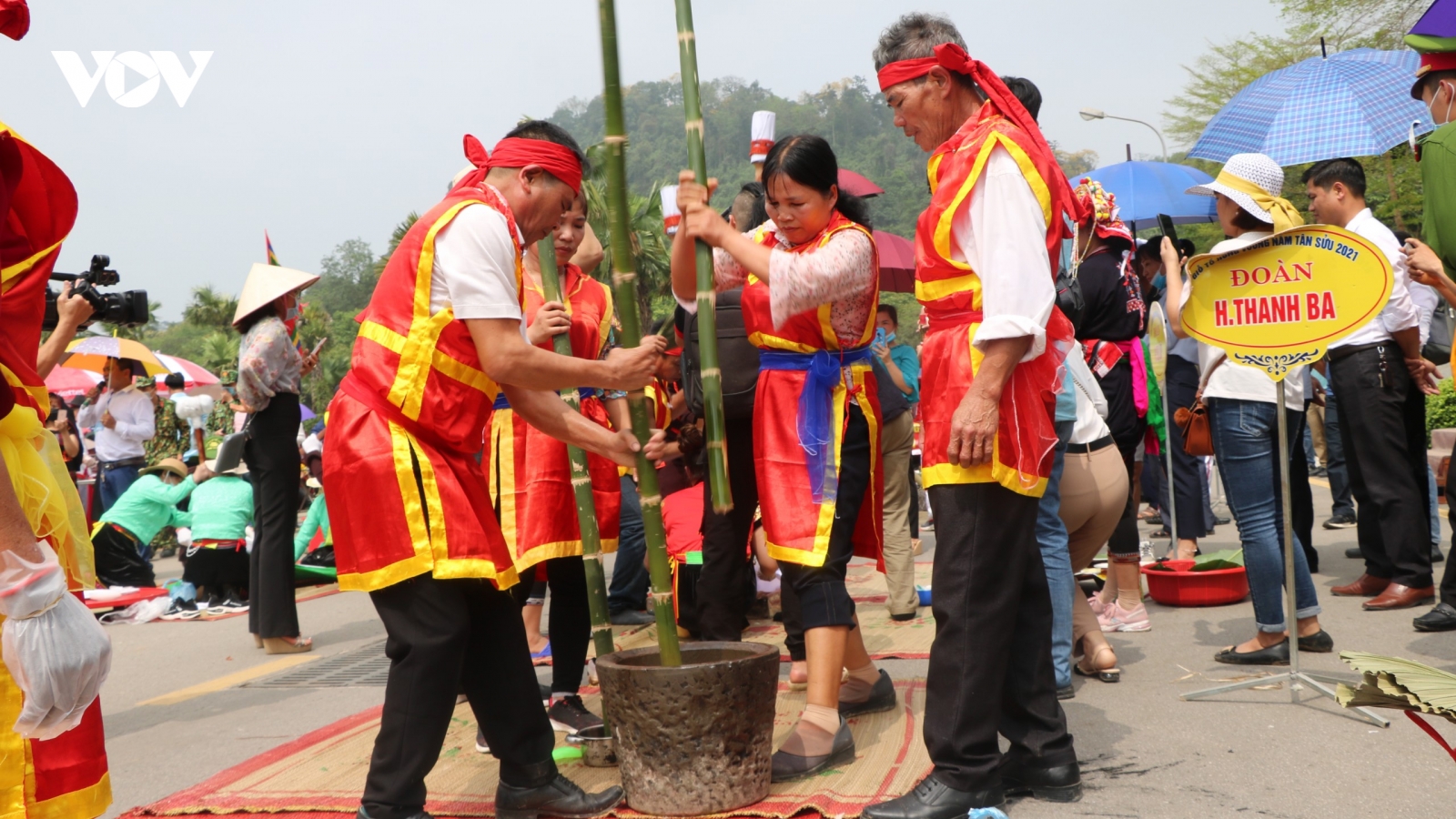 Sôi động Hội thi gói, nấu bánh chưng, giã bánh giầy mừng Giỗ Tổ Hùng Vương