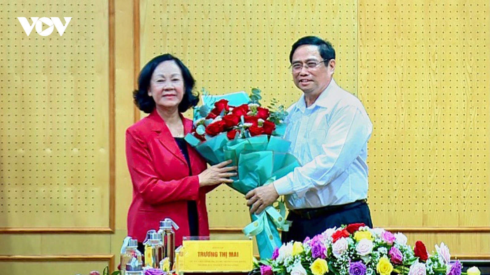 Bàn giao nhiệm vụ Trưởng Ban Tổ chức Trung ương cho bà Trương Thị Mai